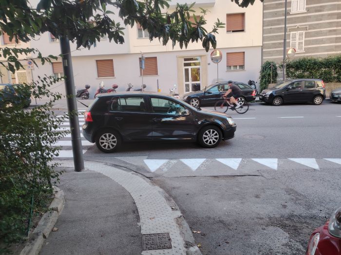 Parcheggio “creativo” in via Fabio Severo: l’auto occupa attraversamento pedonale e marciapiede