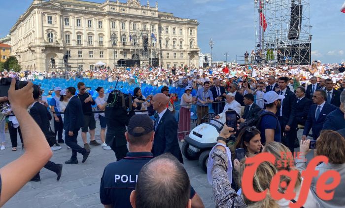 Papa Francesco a Trieste: bagno di folla in piazza Unita' d'Italia