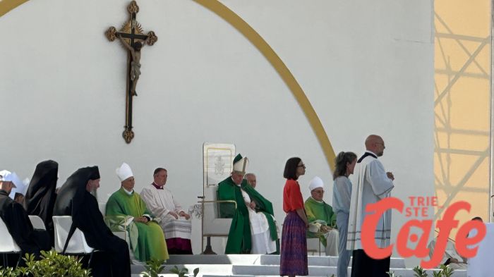 Papa a triestini: continuate a impegnarvi per migranti rotta balcanica 