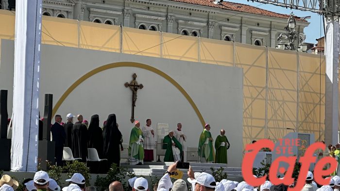 Papa Francesco a Trieste , 'il consumismo è come un cancro'