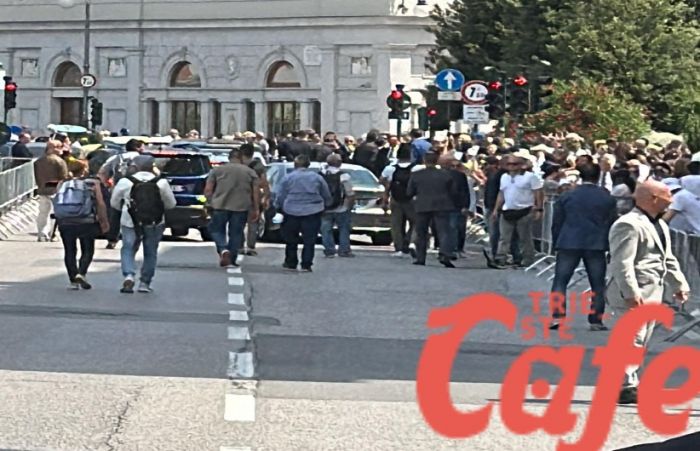 Papa lascia piazza Unità d'Italia a Trieste dopo messa