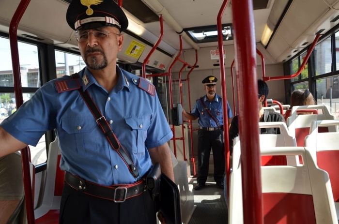 Rumeno senza fissa dimora con 4 cellulari rubati aggredisce due donne sul bus 