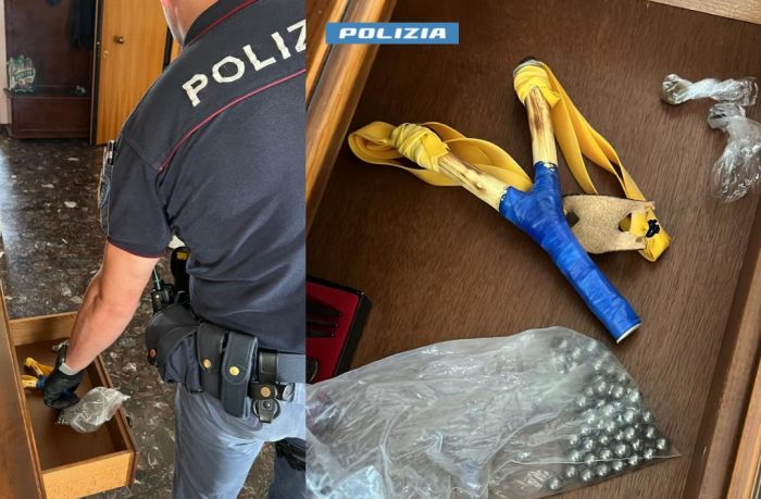 Si annoia e lancia pallini di acciaio con la fionda danneggiando auto e vetrine 