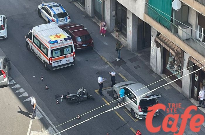 Via Gambini, scontro auto-scooter: scooterista all'ospedale (VIDEO) 