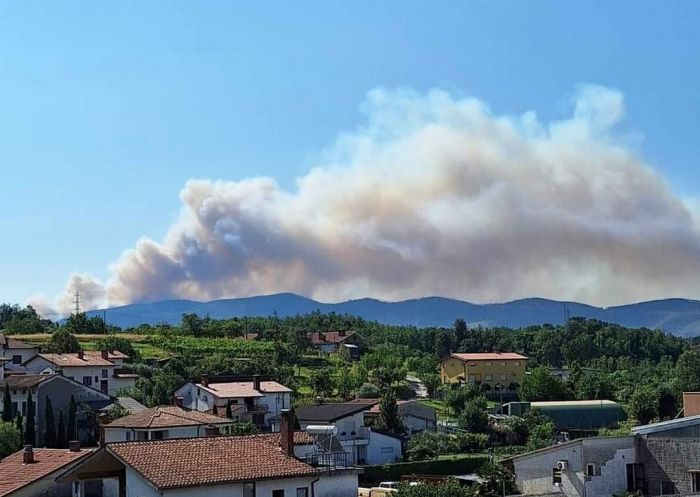 Incendio boschivo in corso sul carso sloveno tra Trstelj e Komeno 