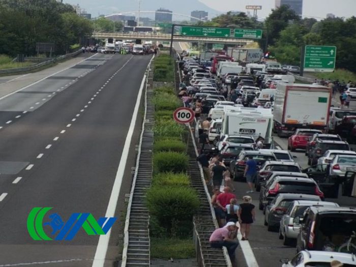 Tragedia in A4, scontro tra più auto e un tir: morta una persona 
