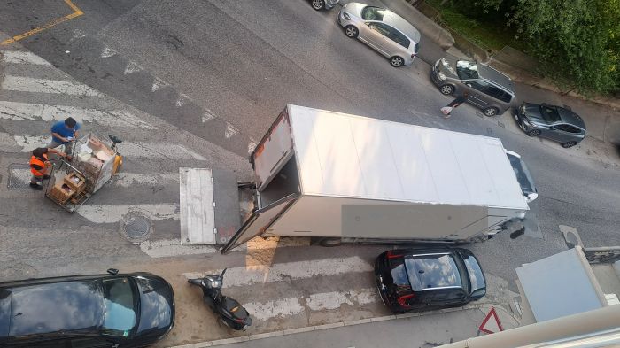 “Ogni settimana ci svegliano all’alba”  tra rumori e camion: protesta dei residenti di via Molino a Vento