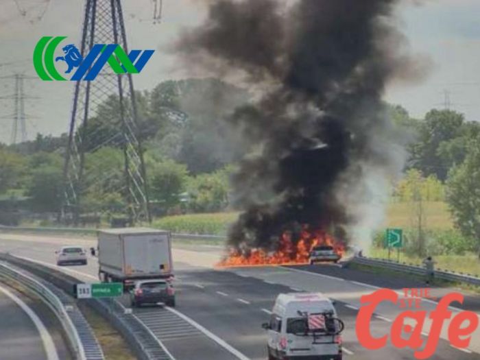 Auto in fiamme sul Passante di Mestre, nessuna conseguenza per persone e traffico