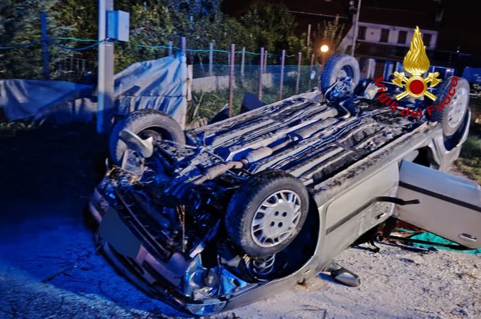 Tragedia in Veneto, auto con 5 ragazzi a bordo di rovescia: morta una 16enne