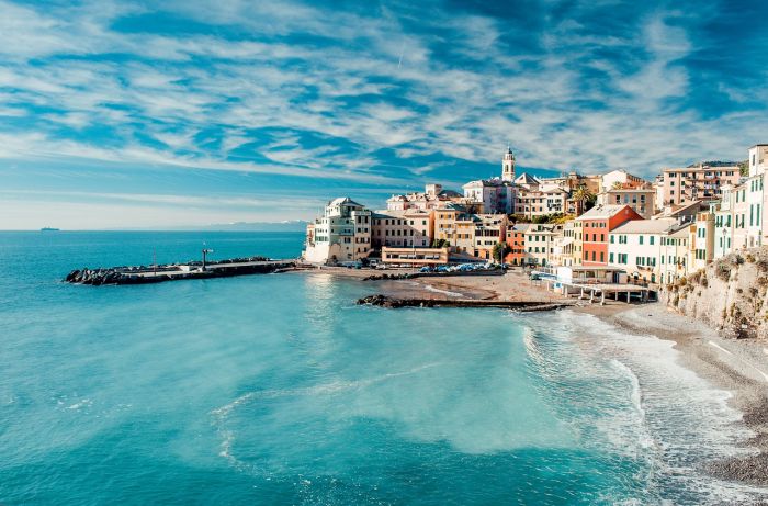 L'isola greca di Santorini 'intasata' dai turisti delle crociere