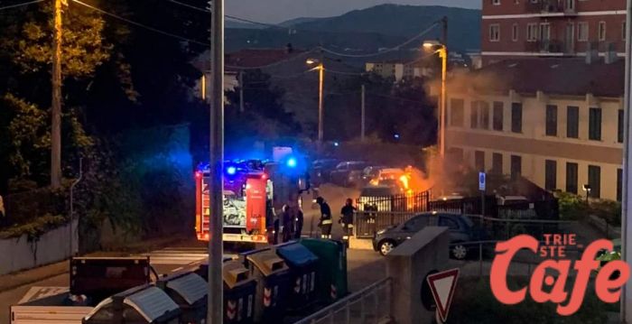 Via Costalunga, incendio a due auto all'alba 