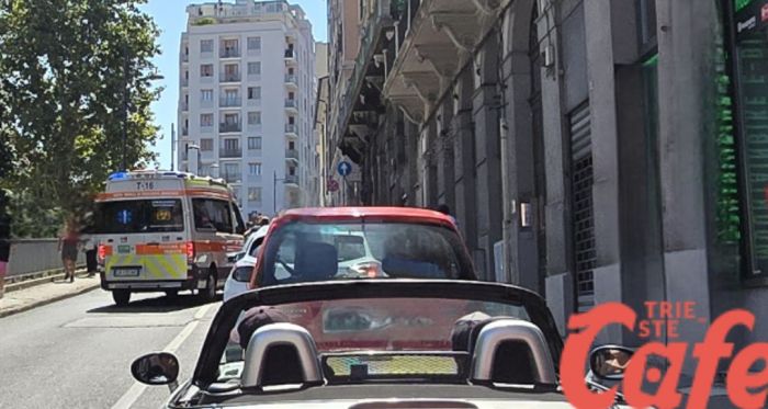 Maxi tamponamento in via Molino a Vento, 4 veicoli coinvolti: un ferito e traffico in tilt 
