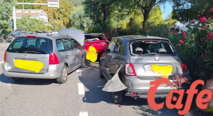 Barcola, perde il controllo del mezzo schiantandosi contro più auto in sosta 