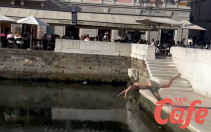 Caldo a Trieste, turista si denuda e si tuffa nel Canal Grande!! (VIDEO)