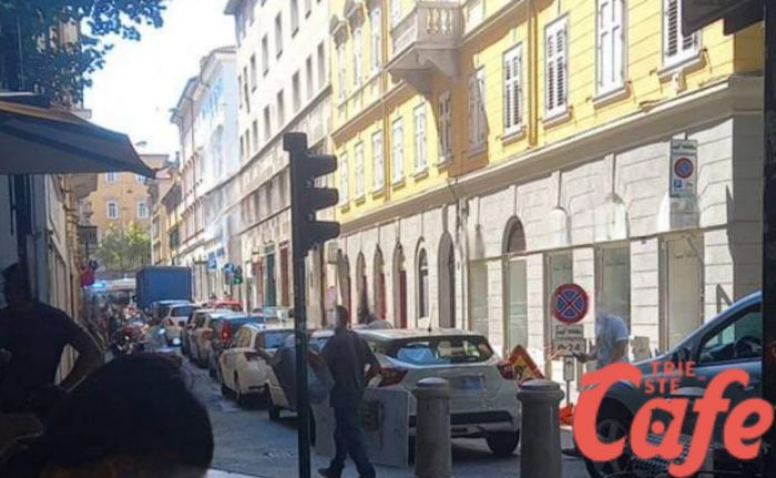Via Timeus/Crispi: passa col rosso e si schianta contro un altro mezzo