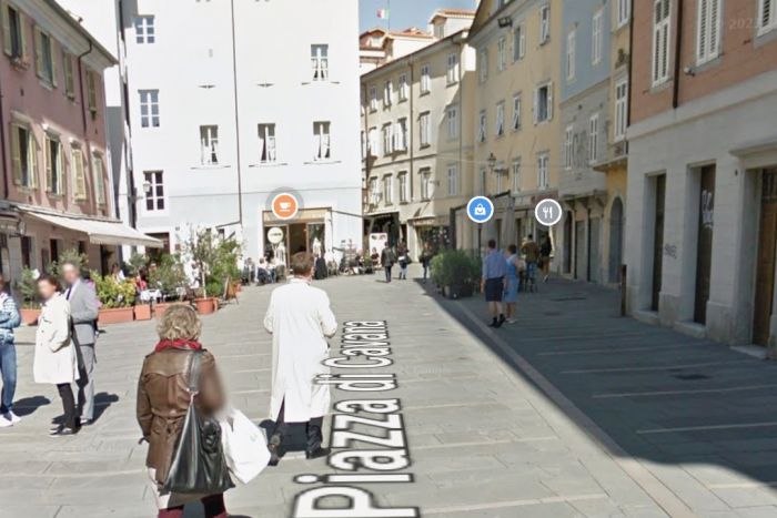 Piazza Cavana, pastore tedesco aggredisce anziana cagnolina indifesa: proprietari scappano 