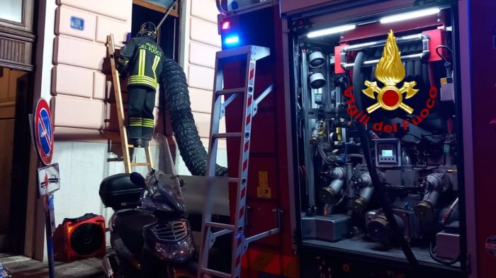 Incendio notturno in appartamento in via Ruggero Manna 