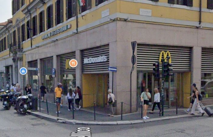Disturba i clienti al Mc Donald's poi picchia la polizia: DASPO! 