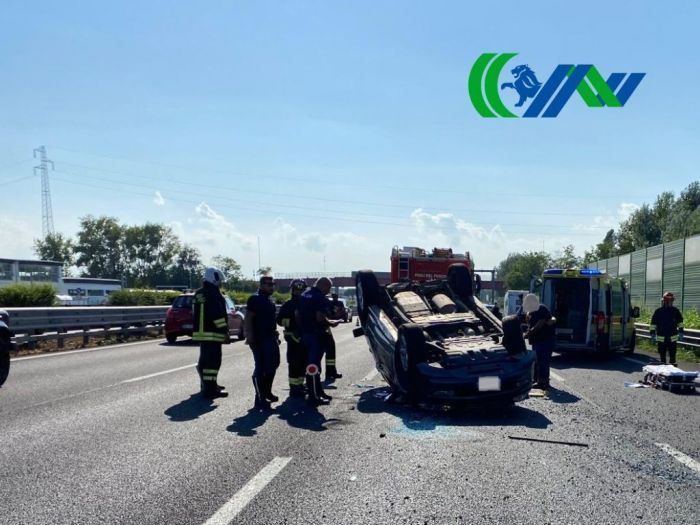 Passante di Mestre, roulotte al traino si cappotta autonomamente: 3 feriti, anche un minore 