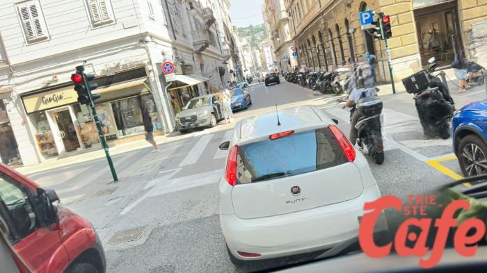 Tensione e paura in via San Spiridione: auto incredibilmente contromano