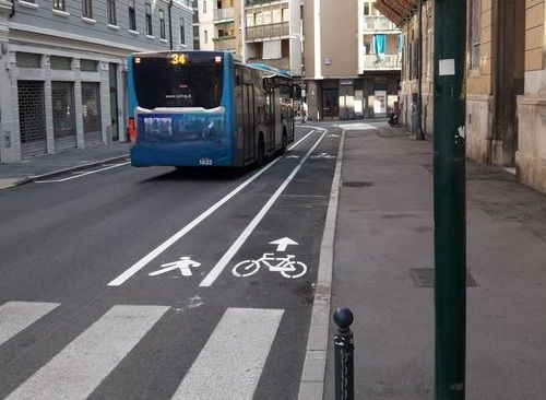 Non c'è pace per la ciclabile in via Raffineria, pedoni passano tra auto e bici