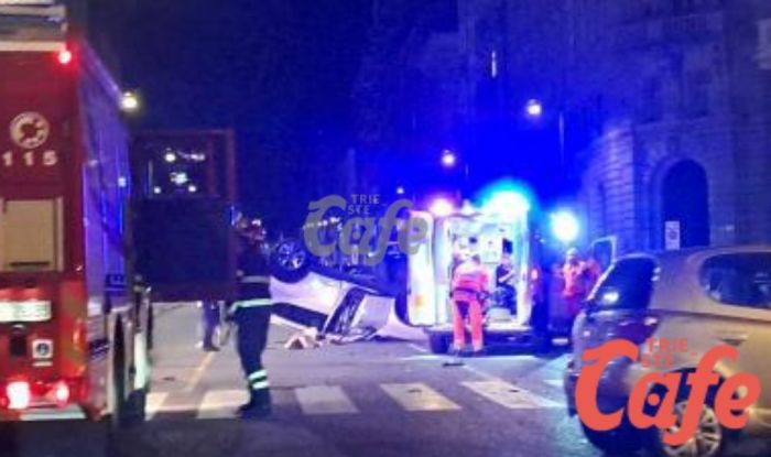 Scontro notturno in via Coroneo, auto cappottata