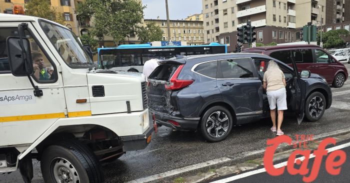 Piazza Foraggi, scontro tra un'auto e un furgoncino Acegas 
