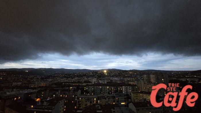 Cielo sempre più nero a Trieste, verso la grande serata all'insegna della pioggia! 