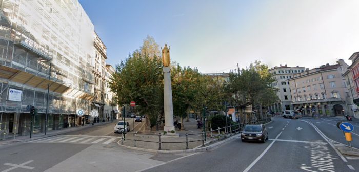 Cittadino africano spaccia in piazza Garibaldi, con lui migliaia di euro 