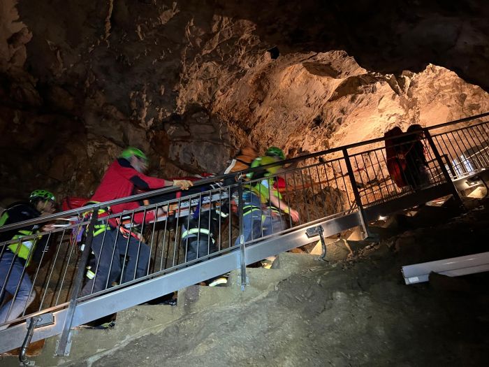 Si sente male in Grotta Gigante: soccorsa minorenne 