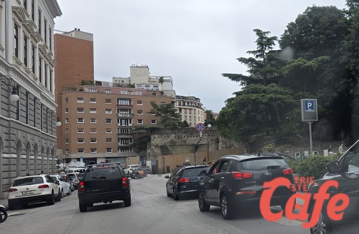 Lunghe file per i turisti in via del Teatro Romano, Park San Giusto esaurito