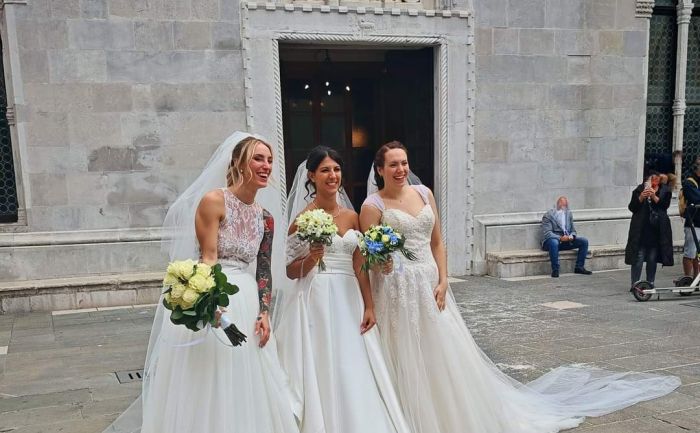 Tre spose in piazza Marconi a Muggia: un momento di gioia e speranza