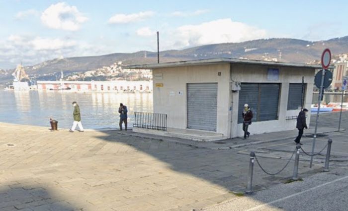 Manufatto alla 'radice' Molo Audace, Dipiazza: 'bar con sedie e tavolini per ammirare i tramonti' 