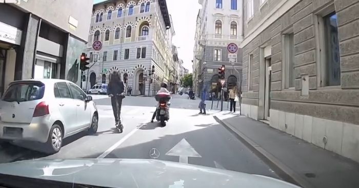 Paura in via Rismondo, imbocca contromano la via alla guida di un monopattino (VIDEO) 