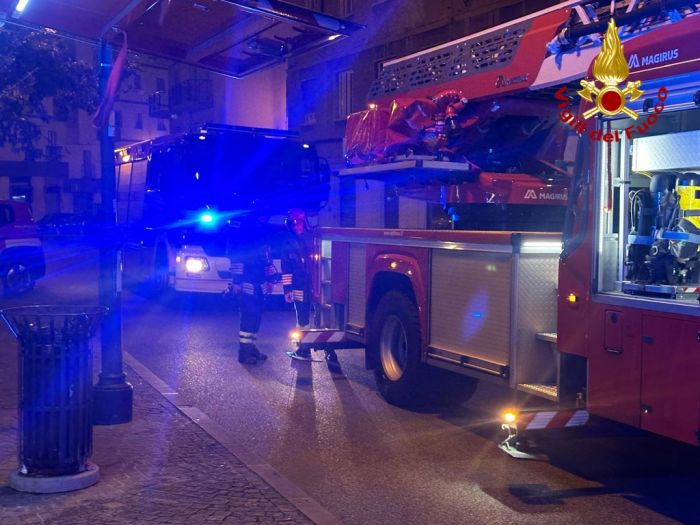 Incendio notturno in un appartamento a Roiano in piazza Tra i Rivi: coinvolte 14 persone, 6 a Cattinara