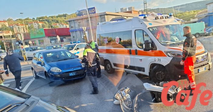 Incidente nella rotonda di via Flavia, coinvolti un'auto e uno scooter