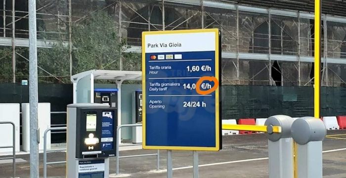 Nuovo parcheggio di via Gioia, già presenta un errore nella cartellonistica dei prezzi