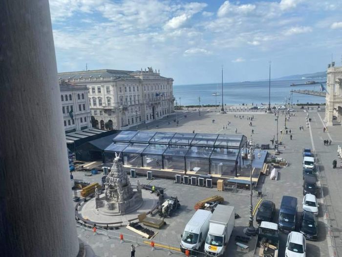 Trieste accoglie 75 Ferrari e la Coppa Davis in piazza Unità: un evento straordinario