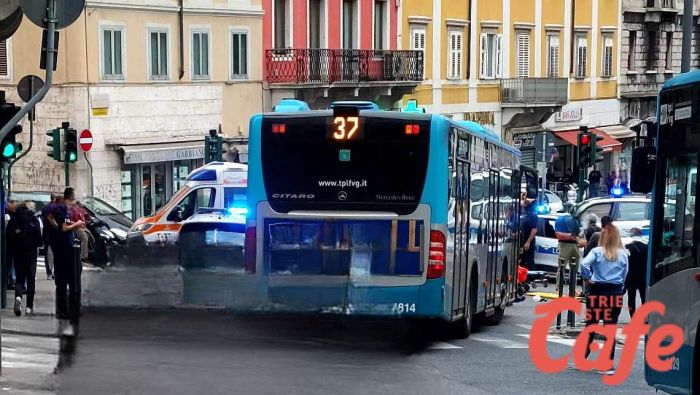 Scontro all'incrocio tra via del Bosco e piazza Garibaldi: ferita una donna, traffico in tilt