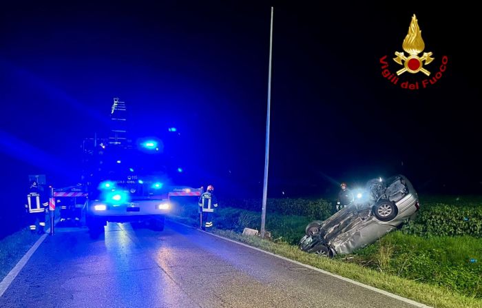 Tragedia in Veneto, auto cappottata in un fossato: morto sul colpo il conducente 