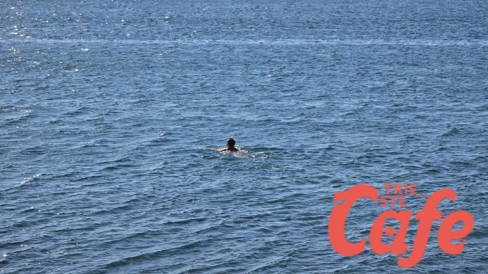 Trieste sfida l'autunno: ancora gente in acqua a Barcola