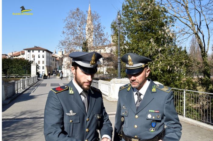 Fvg, brillante operazione della Finanza, sequestrati 5 grammi di hashish a 4 giovani 