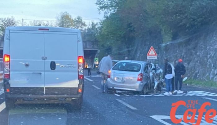 Incidente direzione Trieste altezza uscita Opicina, auto accartocciata 