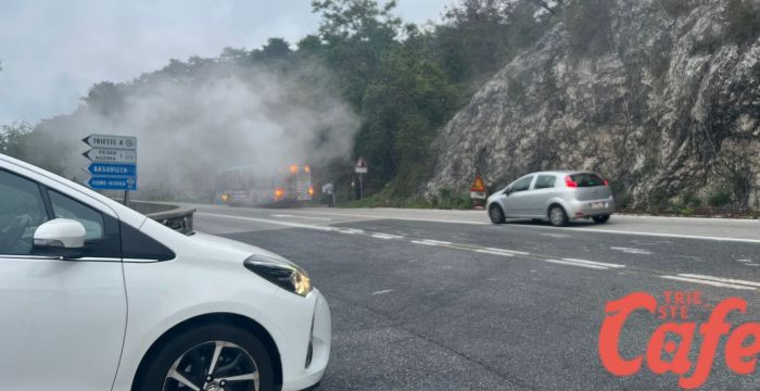 Fumo da un bus al Bivio ad H, intervento tecnico per guasto