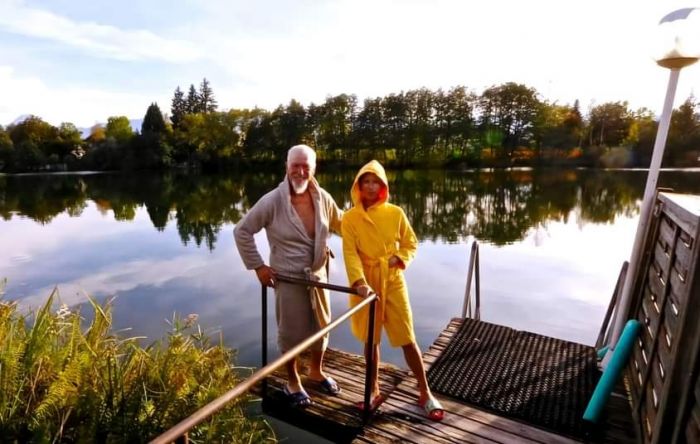 Amore e accappatoi, la foto di Seba per il 32esimo anniversario d'amore con Lilly 