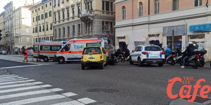 Scontro tra due moto e un'auto in via Carducci, traffico in tilt e ferito 