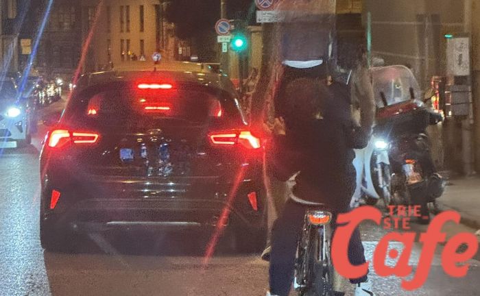 Bambino in bici senza casco in via Udine, un rischio inutile che si può evitare