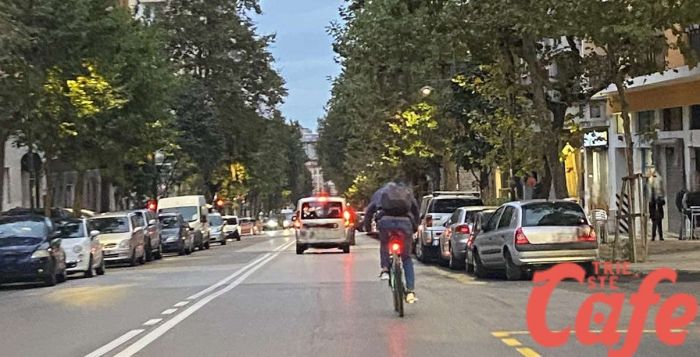 Ciclista percorre viale D'Annunzio in carreggiata, rischio per tutti, pista ciclabile ignorata!!
