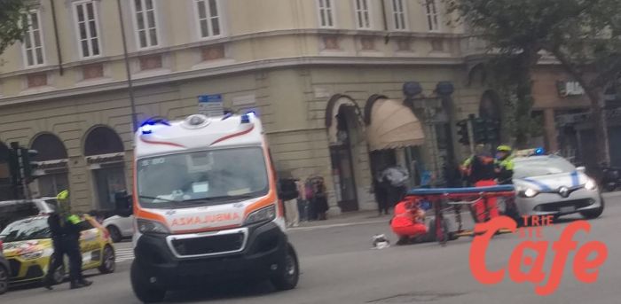 Incidente in via Carducci, scooterista ferito trasportato in ospedale