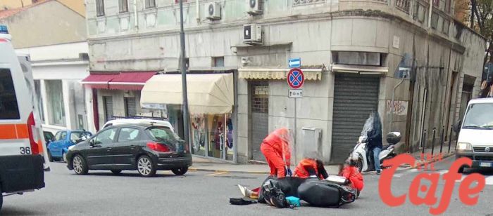 Piazza Perugino, mancata precedenza, scooter si schianta contro ambulanza 